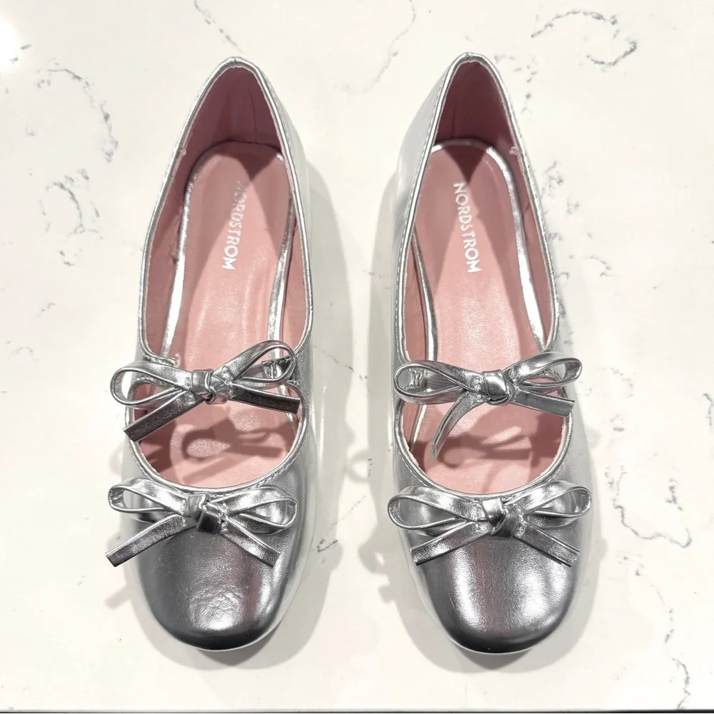 Nordstrom Girl’s Kids Silver Metallic Bow Flat Ballerina Shoes Size 2 NWOT